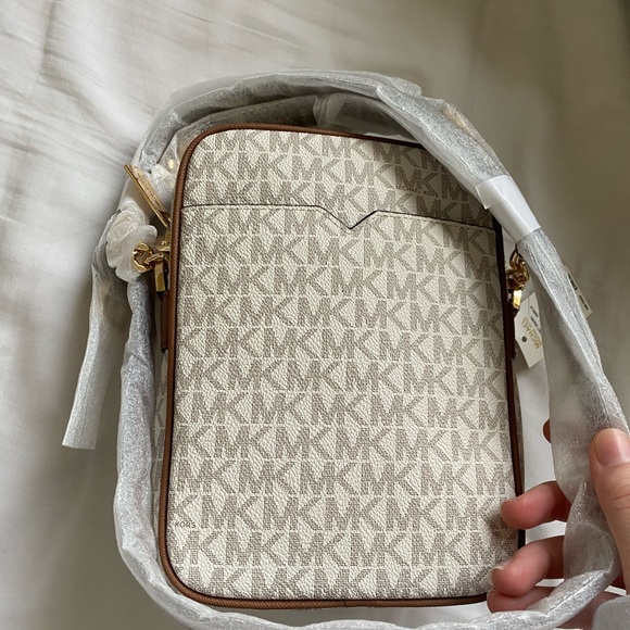 NWT Michael Kors Jet Set Travel Bag - Picture 8 of 8